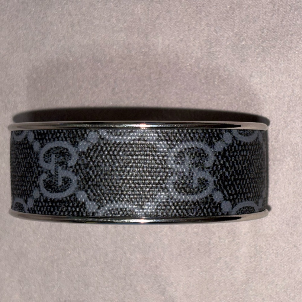 GG Silver and Black Designer Cuff Bracelet - Picture 4 of 7